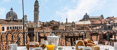 屋外ダイニングエリア