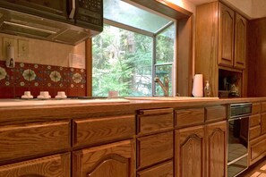 Fridge, microwave, oven, stovetop - Snowline Cabin #13 - An Architectural Gem! Pet Friendly and Free Wi-fi! (Deming)