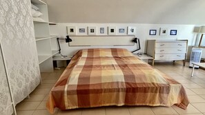 2 makuuhuonetta, silitysrauta/-lauta, vuodevaatteet