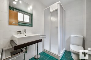Badewanne, Bidet, Handtücher