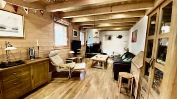 Fernseher, Kamin, DVD-Player, Stereoanlage