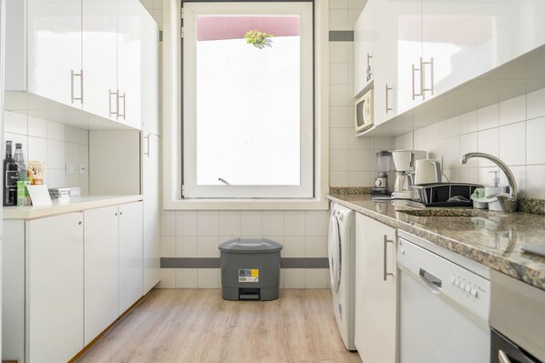 Een koelkast, een microgolfoven, een oven, een kookplaat