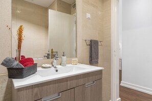 Een bad,  milieuvriendelijk toiletgerief, een haardroger, een bidet