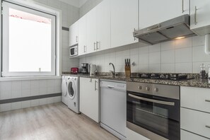 Een koelkast, een microgolfoven, een oven, een kookplaat