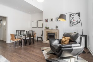 Televisión, chimenea, reproductor de DVD y libros 