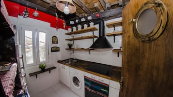 Frigorífico, microondas, placa de cocina y cafetera o tetera