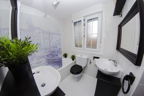 Badewanne, Handtücher, Seife, Toilettenpapier