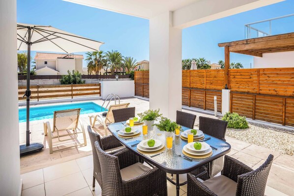 Outdoor dining - Villa White Moonflower (Peyia)