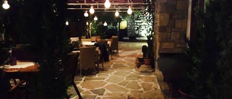 Breakfast, lunch, dinner served; international cuisine