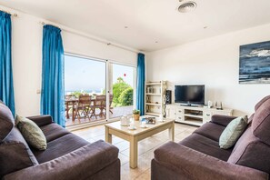 Smart TV, video games - Villa Satalaia - Four Bedroom Villa, Sleeps 6 (Binibeca)