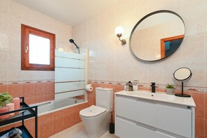 Combined shower/tub, towels