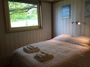 2 bedrooms, internet, bed sheets