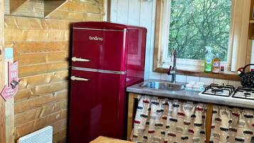 Fridge, microwave, dishwasher, coffee/tea maker