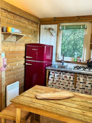 Fridge, microwave, dishwasher, coffee/tea maker - A 2 bedroom luxury lodge with heated covered pool (Henansal)