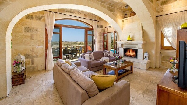 TV, fireplace - The Hamlet 1 Holiday Home (L-Għasri)