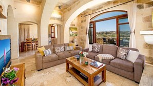 TV, fireplace - The Hamlet 1 Holiday Home (L-Għasri)