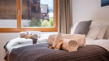 2 bedrooms, iron/ironing board