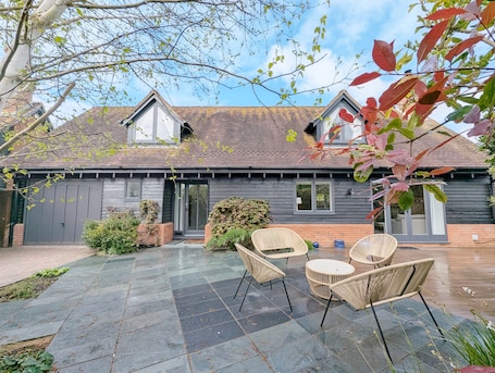 Terrace/patio. Old Lock Cottage, Birdham
