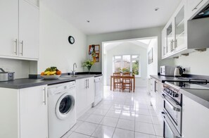 Mikroaaltouuni, uuni, syöttötuoli, keittoastiat/astiat/ruokailuvälineet