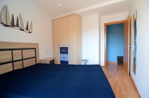 3 bedrooms, iron/ironing board, bed sheets