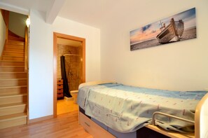 2 habitaciones, tabla de planchar con plancha y ropa de cama 