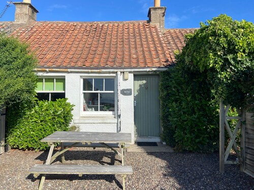 Crail Cottage with Stunning Sea Views to May Isle, Private Garden, Parking & Pet‑Friendly Stay