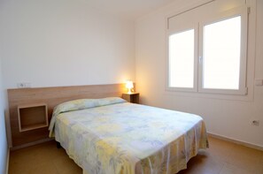 2 bedrooms, iron/ironing board, free WiFi, bed sheets - MARINA 1D LATERAL (Estartit)