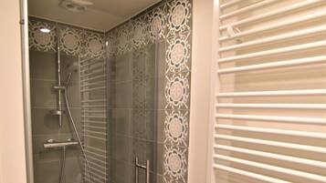 Een douche, een haardroger, handdoeken, zeep