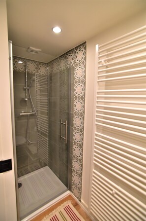 Shower, hair dryer, towels, soap - Attic House Zurenborg (Antwerpen)