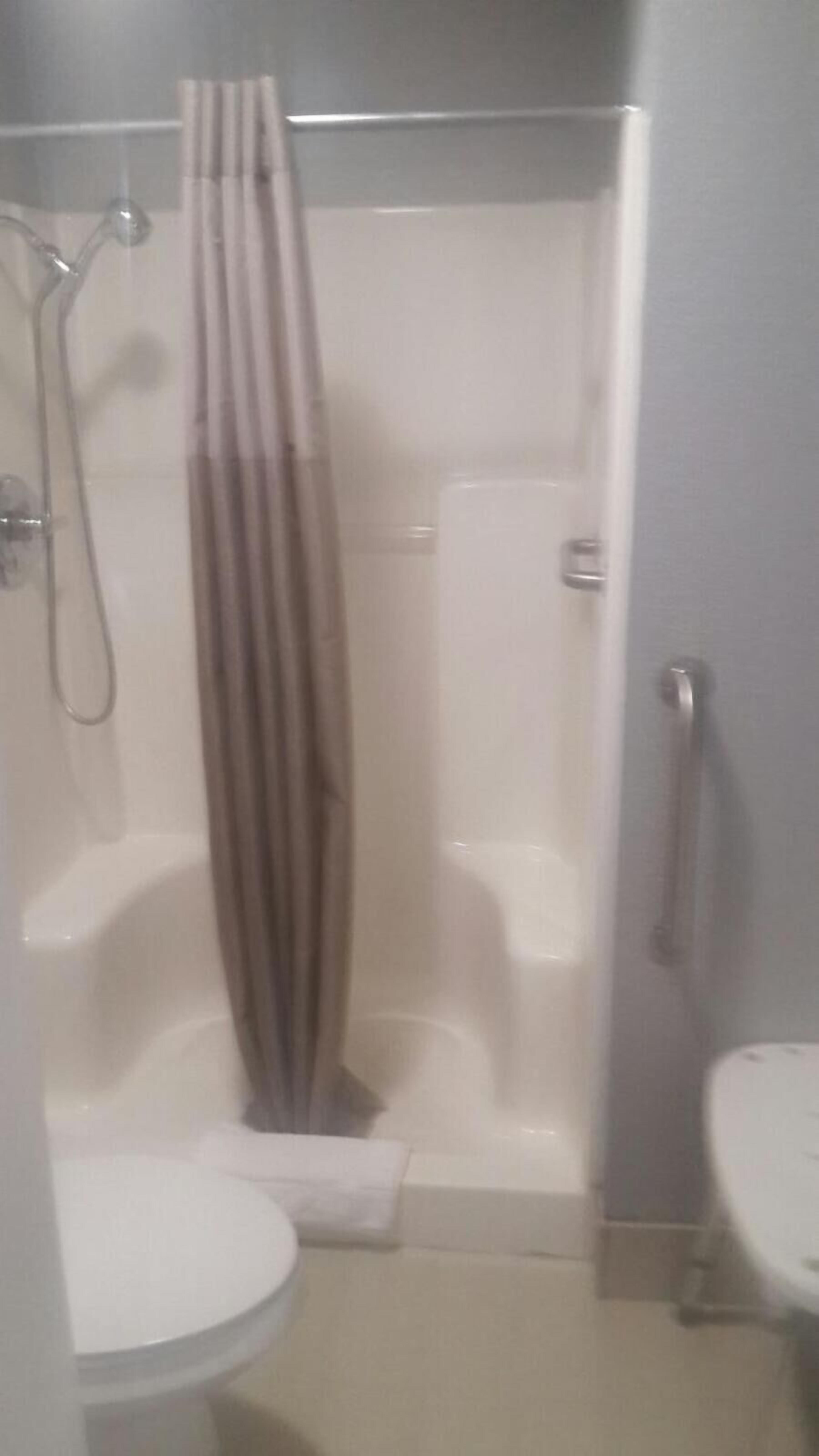 Ein Badezimmer mit Dusche, Toilette und Waschbecken.