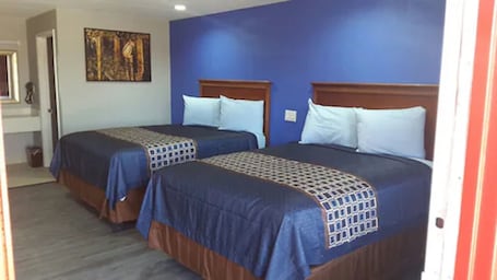 Escritorio, tabla de planchar con plancha, wifi gratis y ropa de cama