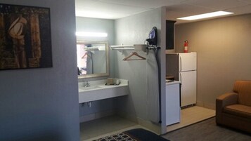 Quarto standard, 2 camas Queen, para não fumantes, cozinha americana | Cozinha americana privada | Geladeira, micro-ondas