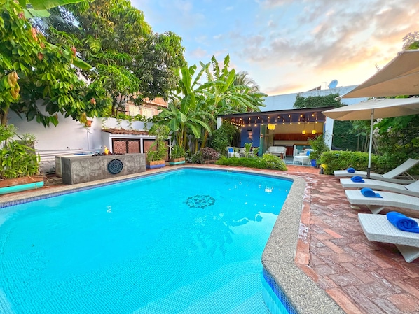 Outdoor pool, pool umbrellas, pool loungers - Casa Nawalli: Pickleball Resort & Retreats - Adults Only (Sayulita)