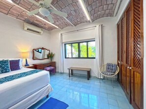 Oasis-Owner's Suite | In-room safe, individually decorated, iron/ironing board, free WiFi - Casa Nawalli: Pickleball Resort & Retreats - Adults Only (Sayulita)