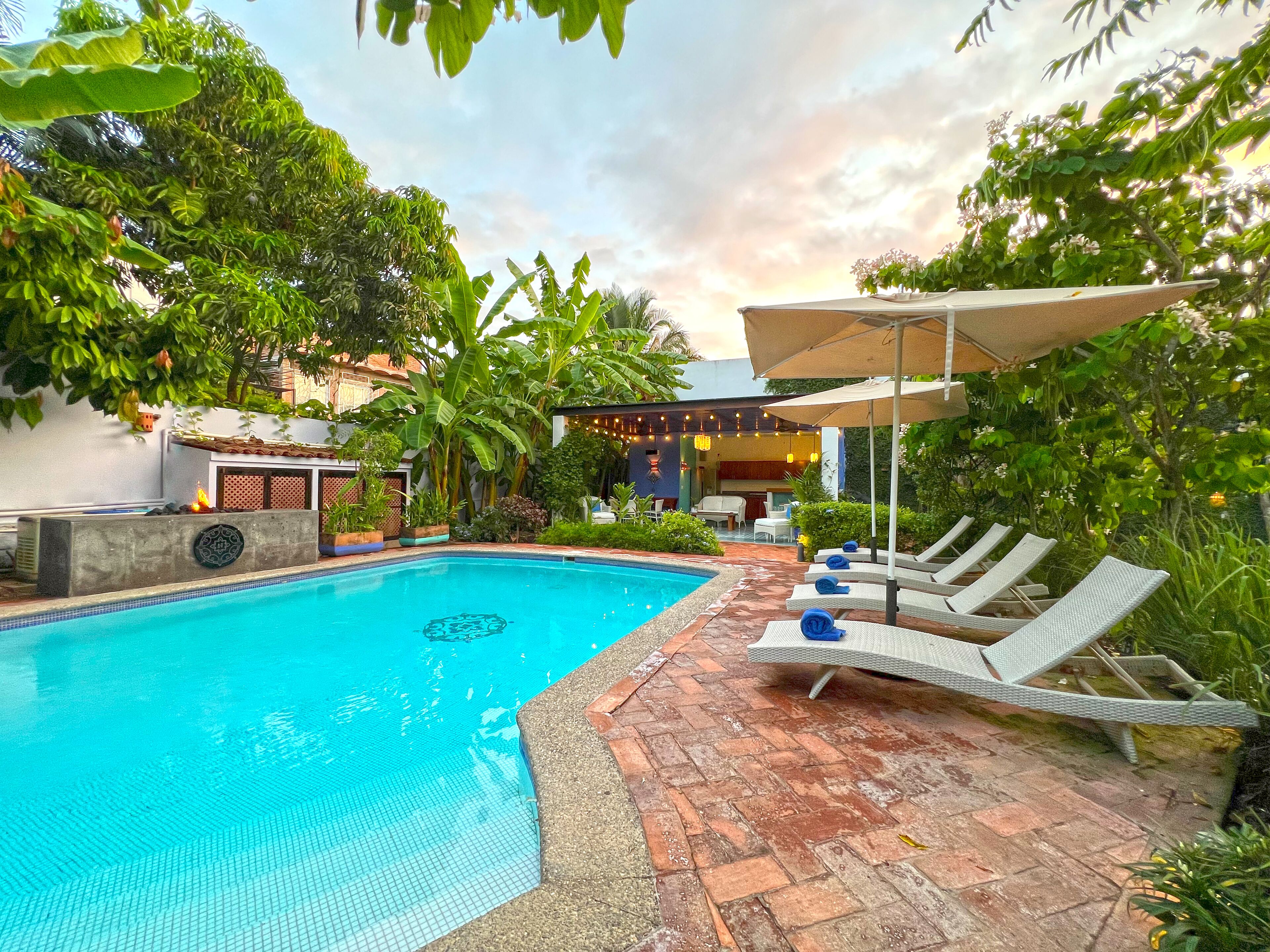 Kolam renang terbuka, payung kolam, kerusi lepak pantai 