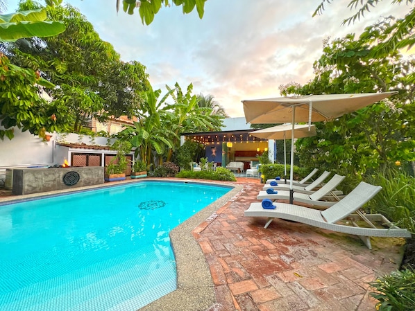 Hồ bơi ngoài trời, dù/ô trên bãi biển/hồ bơi, ghế dài tắm nắng