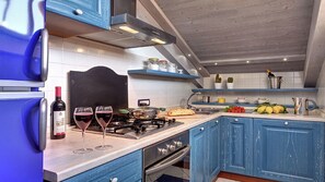Kylskåp, mikrovågsugn, ugn och diskmaskin