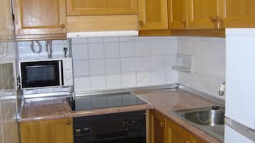 Frigorífico, microondas, horno y placa de cocina