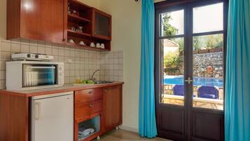 Fridge, stovetop, coffee/tea maker, toaster