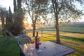 Outdoor dining - Private Cozy Apartment with Pool and close to Seaside (Cinigiano)