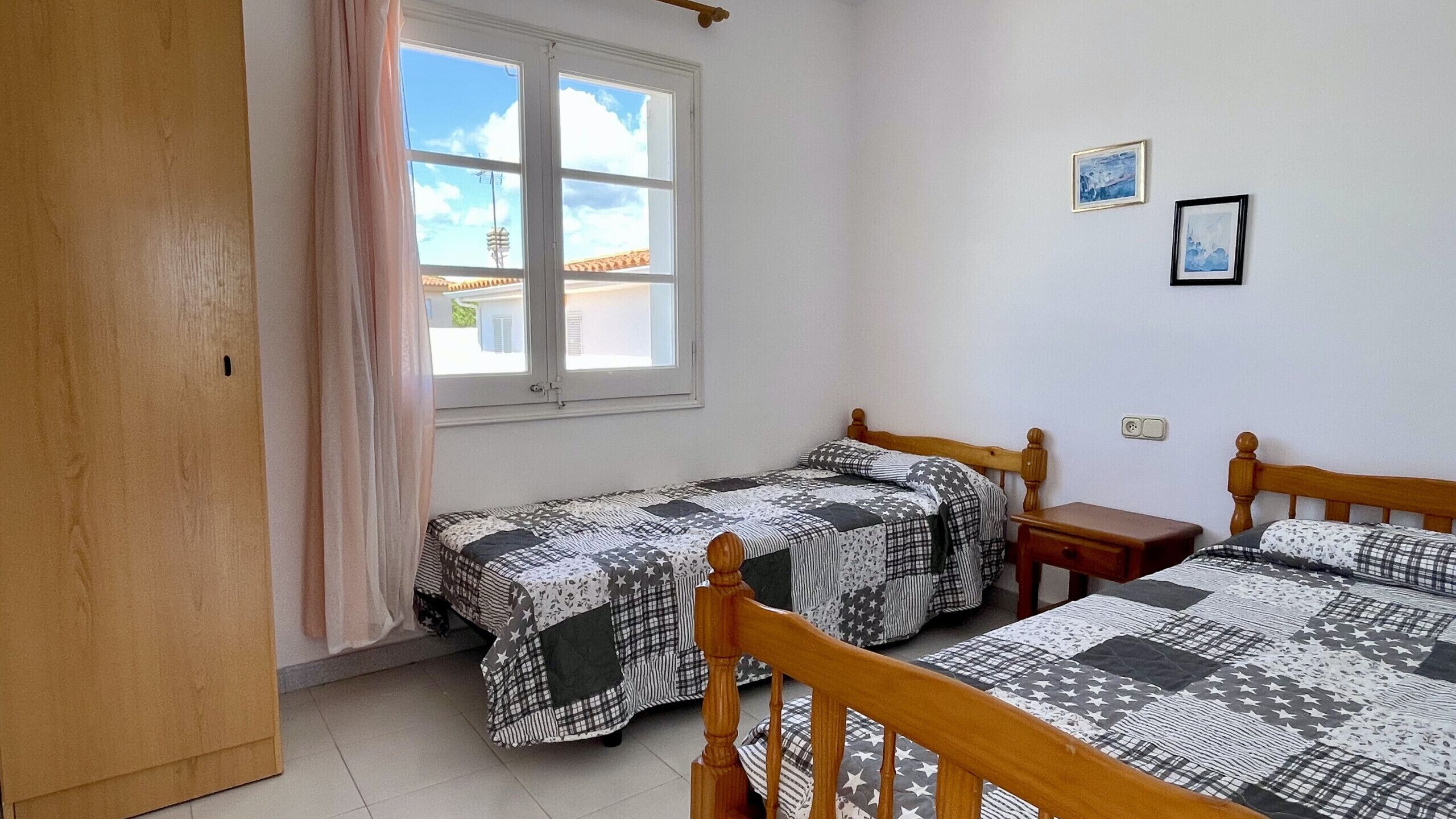 3 bedrooms, bed sheets