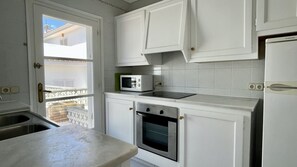 Refrigerador, microondas, cafetera y tetera y tostadora 