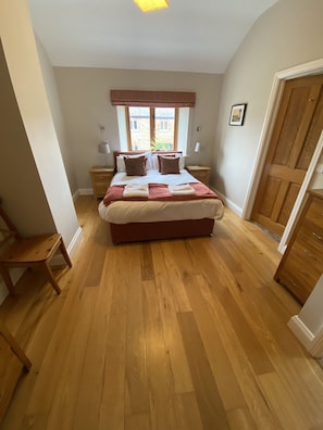 2 slaapkamers, een strijkplank/strijkijzer, gratis wifi, beddengoed