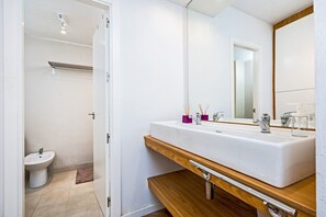 Douche, sèche-cheveux, serviettes fournies, papier toilette