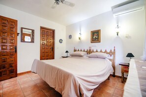 3 slaapkamers, een strijkplank/strijkijzer, wifi, beddengoed