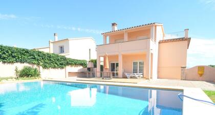 Maison trÚs spacieuse avec piscine privée