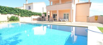 Very spacious house with private pool