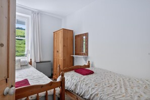 2 habitaciones, tabla de planchar con plancha y cuna de viaje 