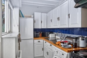 Microondas, horno, tostadora, silla alta para bebés