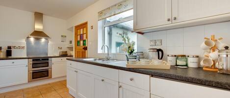 Microondas, horno, lavavajillas y tostadora